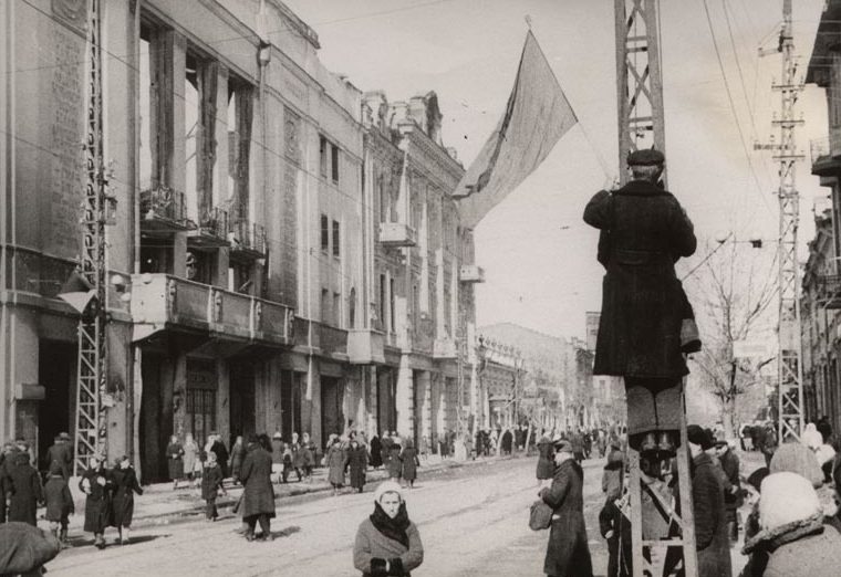 Красное знамя над городом. 12 февраля 1943 г.