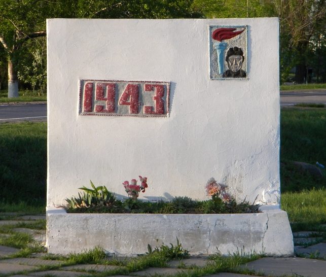 с. Дальняя Игуменка Корочанского р-на. Памятник, установленный на братской могиле, в которой похоронено 287 советских воинов.