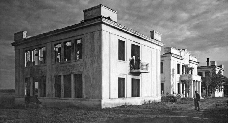 Руины в городе. 1944 г. 