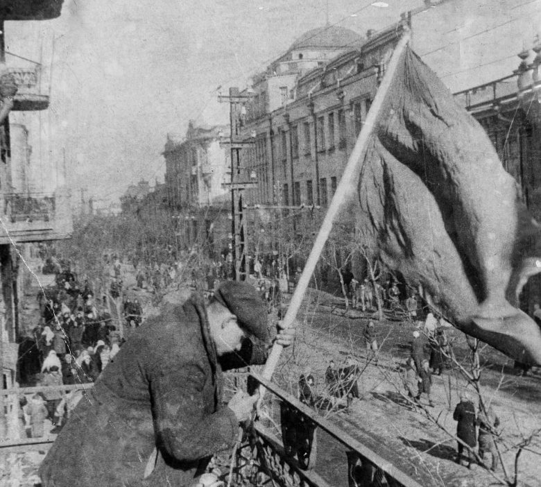 Красное знамя над городом. 12 февраля 1943 г.