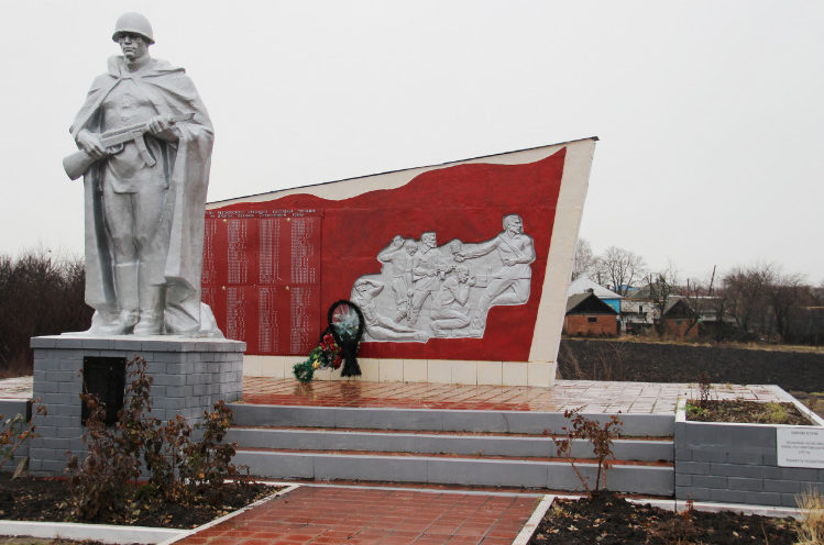 с. Яблоново Валуйского городского округа. Памятник по улице Молодежной 1б, установленный на братской могиле, в которой похоронено 14 советских воинов, погибших в 1943 году. 