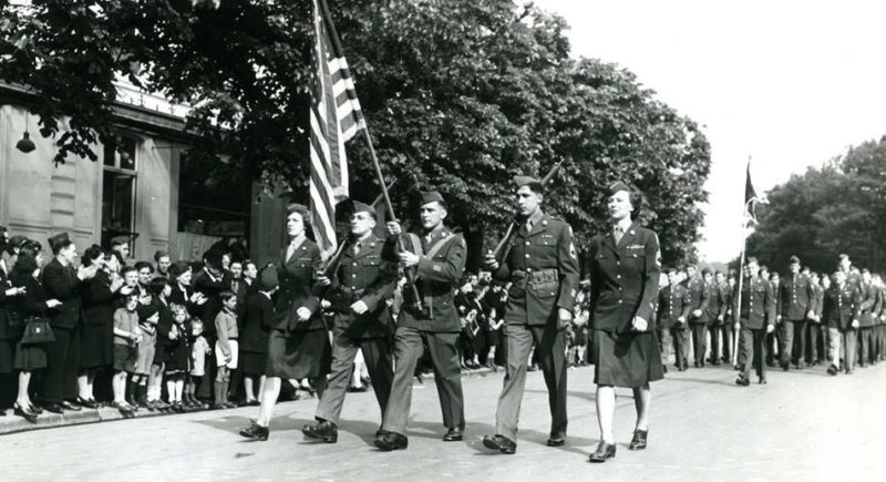 Военнослужащие почтового батальона на параде победы. Франция, Руана, 27 мая 1945 г.