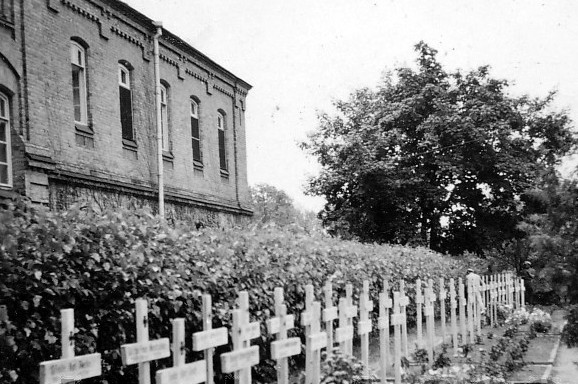 Немецкое кладбище в центре города. 1942 г. 