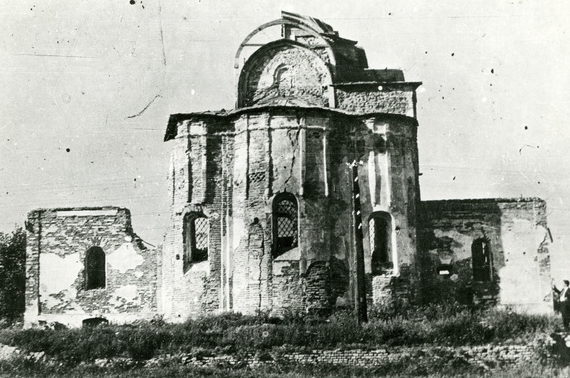 Поврежденная Пятницкая церковь. 1943 г. 