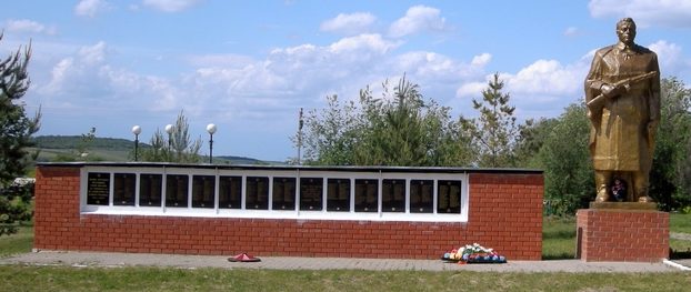 с. Советское Алексеевского городского округа. Мемориал у братских могил, где похоронено 485 советских воинов, погибших в годы войны. 
