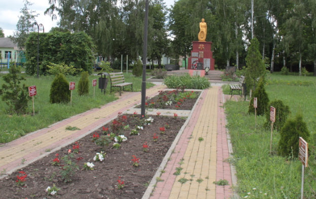 с. Заячье Корочанского р-на. Памятник, установленный на братской могиле, в которой похоронено 30 советских воинов, в т.ч. 14 неизвестных.