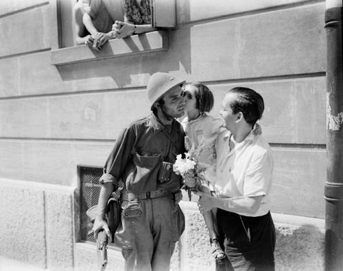 Местные жители встречают освободителей. Марсель, 23 августа 1944 г. 