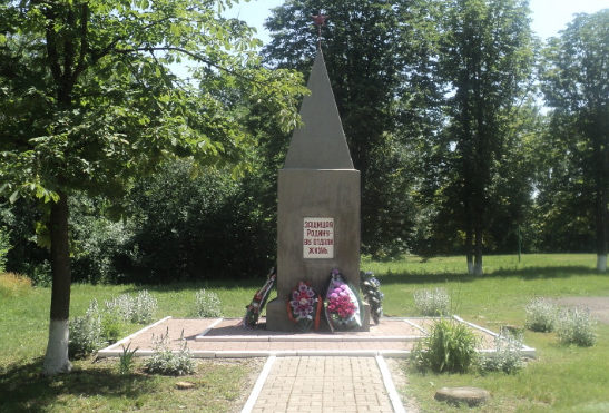 с. Теплинка Алексеевского городского округа. Братская могила по улице Школьная 25а, в которой похоронено 3 неизвестных советских воинов, погибших в 1943 году. 