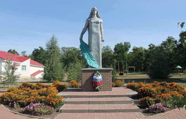 с. Белый Колодезь Вейделевского р-на. Памятник «Родина-мать», установленный на улице Вознесенской, в честь погибших на войне.