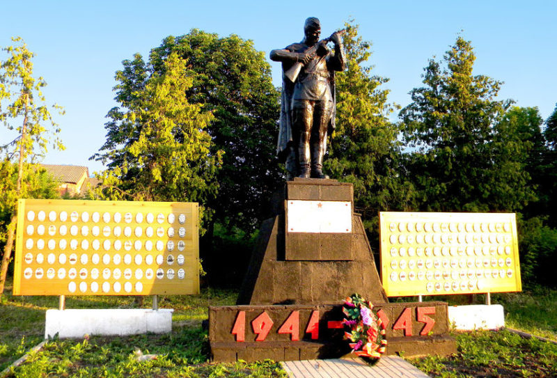 с. Ивица Корочанского р-на. Памятник по улице Центральной, установленный на братской могиле, в которой похоронен 51 советский воин, погибший в 1943 году.