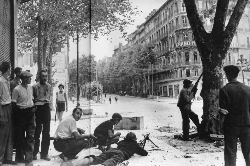 Бойцы французского движения Сопротивления в Марселе во время освобождения города. 23 августа 1944 г.