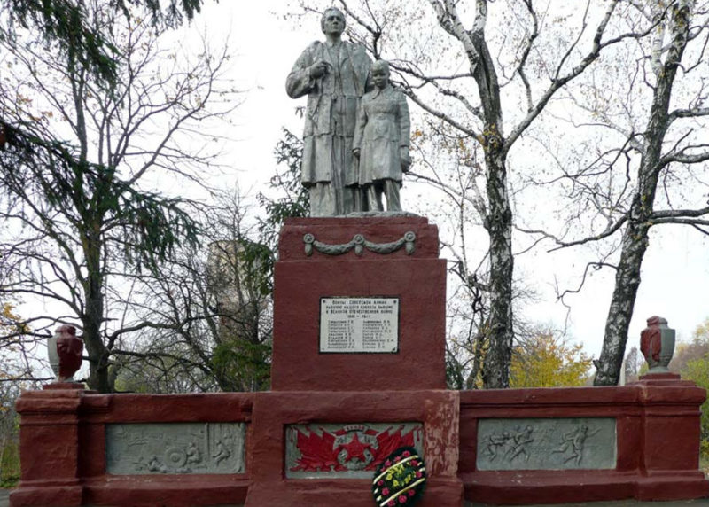 с. Искра Корочанского р-на. Памятник по улице Балабанова, установленный на братской могиле, в которой похоронено 18 неизвестных советских воинов, погибших в 1943 году.