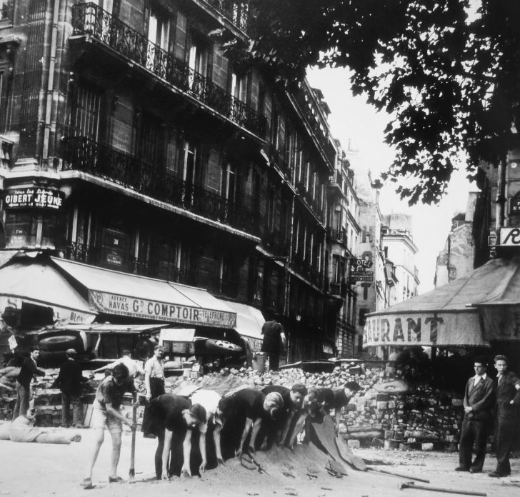 Сооружение баррикады на улице Рю-де-ла-Ушетт в Париже. Август 1944 г.