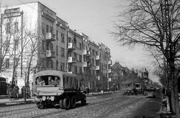 Красная Армия входит в город. 12 февраля 1943 г. 