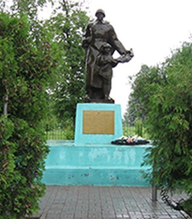 с. Большие Липяги Вейделевского р-на. Памятник по улице Мира 74 в честь погибших воинов. 