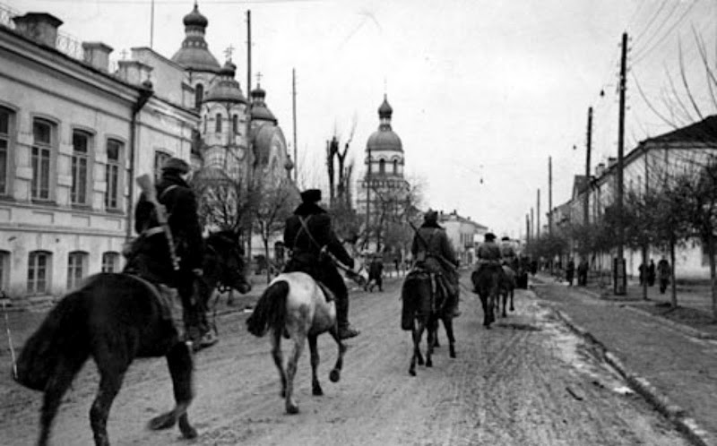 Партизаны входят в город. Февраль 1944 г. 