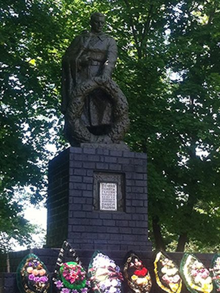 п. Вейделевка. Памятник по улице Центральной в честь погибших советских воинов.
