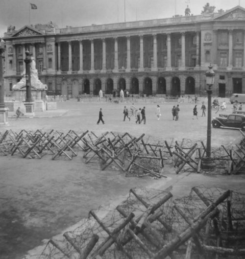 Проволочные заграждения на площади Согласия в Париже. Август 1944 г.