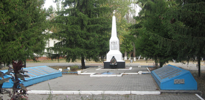 с. Щербаково Алексеевского городского округа. Мемориал по улице Центральная 24, установленный на братской могиле, в которой захоронено 14 советских воинов, погибших в 1943 году. 