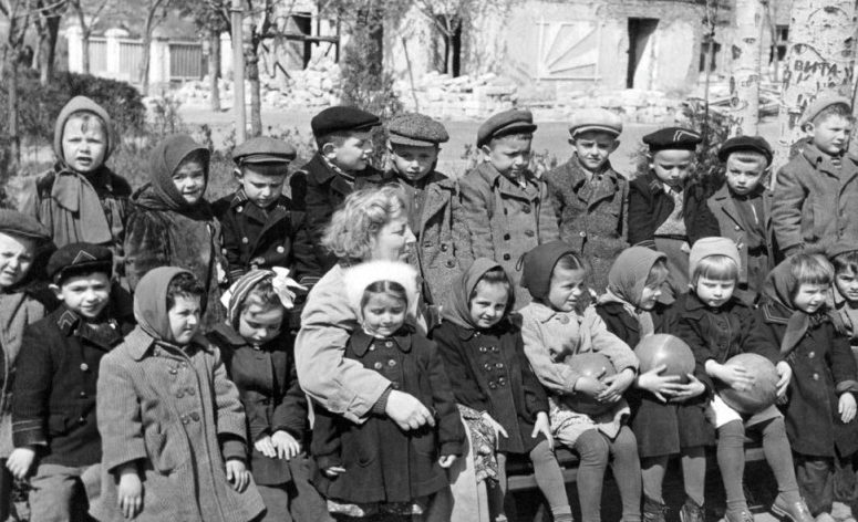 Воспитанники детского дома на фоне разрушенного детского сада №2. 1945 г. 