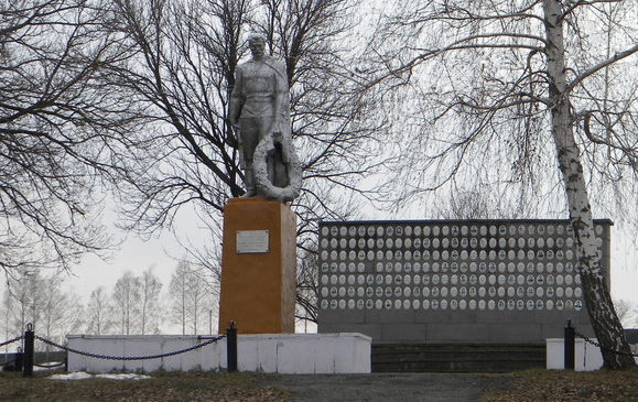 с. Короткое Корочанского р-на. Памятник, установленный на братской могиле, в которой похоронено 36 советских воинов и мемориальная стена в честь погибших земляков.