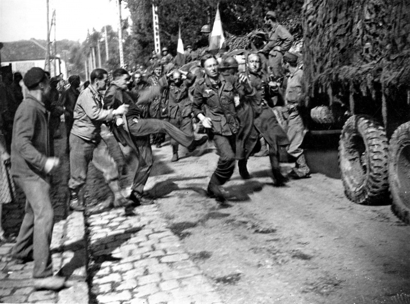 Французы избивают плененных солдат Вермахта в городке Жуи-ан-Жоза. 24 августа 1944 г. 