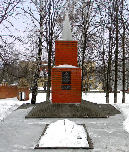 г. Короча. Памятник по улице Интернациональной, установленный на братской могиле, в которой похоронено 19 советских воинов, погибших в 1943 году. 