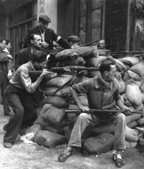 Бойцы французского сопротивления во время освобождения Парижа. 25 августа 1944 г.