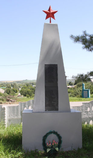г. Короча. Памятник, установленный на братской могиле, в которой похоронен 81 советский воин, в т.ч. 39 неизвестных, погибших в 1943 году. 