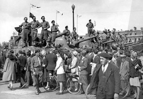 Бойцы французского сопротивления во время освобождения Парижа. 25 августа 1944 г.