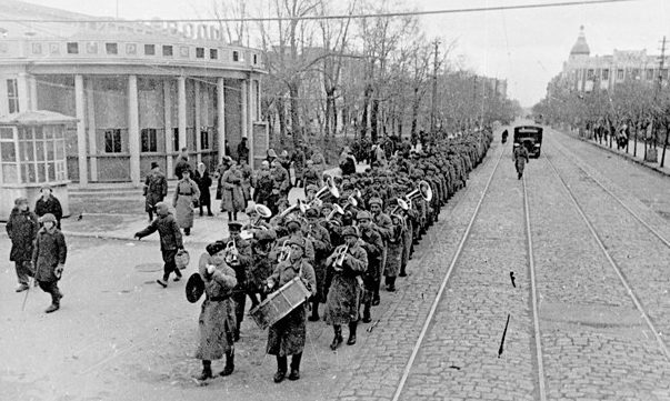 Красная Армия в городе. 13 февраля 1943 г. 
