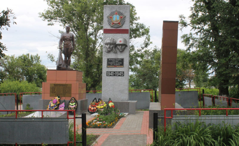 п. Викторополь Вейделевского р-на. Памятник по улице Садовой, установленный на братской могиле, в которой похоронено 40 советских воинов, в т.ч. 31 неизвестный, погибших в 1943 году.