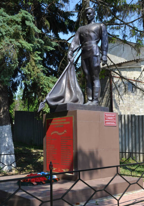 с. Бессоновка Белгородского р-на. Памятник по улице Гордиенко 17в, установленный на братской могиле, в которой похоронено 7 советских воинов, погибших в 1943 году.