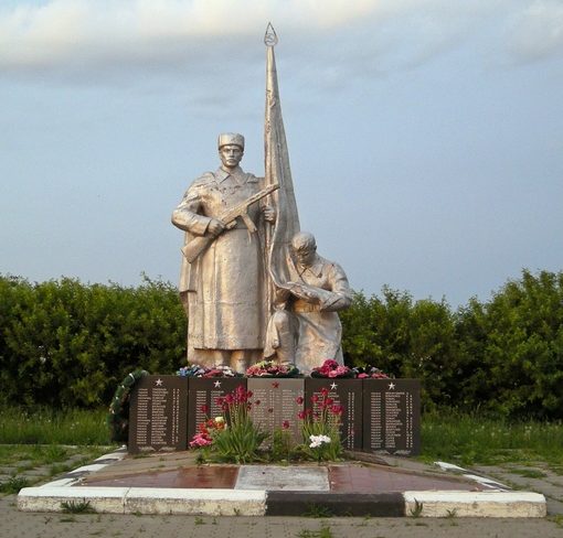  с. Ближняя Игуменка Белгородского р-на. Памятник по улице Центральная 4, установленный на братской могиле, в которой похоронено 154 советских воинов, погибших в 1943 году. 