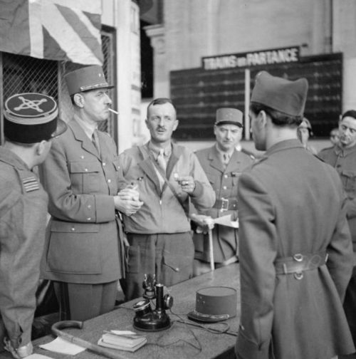 Генерал де Голль с Леклерком на железнодорожной станции Монпарнас в Париже. 25 августа 1944 г.