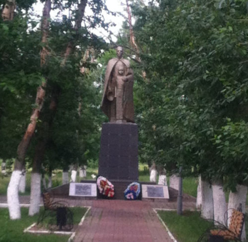 с. Зенино Вейделевского р-на. Памятник погибшим советским воинам в парке «Центральный».