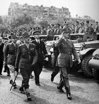 Генерал де Голль осматривает войска 2-й французской бронетанковой дивизии с генералом Леклерком на параде победы. Париж, 26 августа 1944 г.