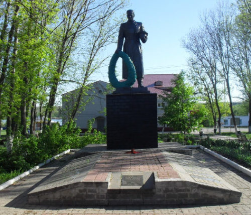 с. Клименки Вейделевского р-на. Памятник погибшим советским воинам в парке «Молодежный».