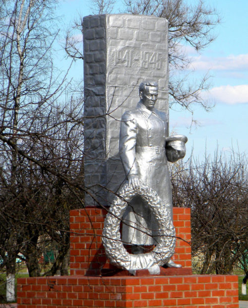с. Кощеево Корочанского р-на. Памятник, установленный на братской могиле, в которой похоронено 122 советских воина.