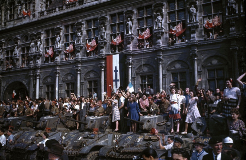 Парижане празднуют освобождение города. 26 августа 1944 г. 