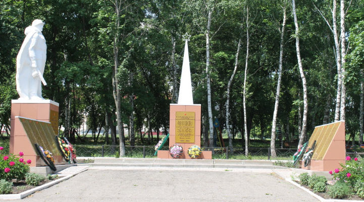 с. Кубраки Вейделевского р-на. Памятник по улице Школьной, установленный на братской могиле, в которой похоронено 10 советских воинов, погибших в 1943 году.