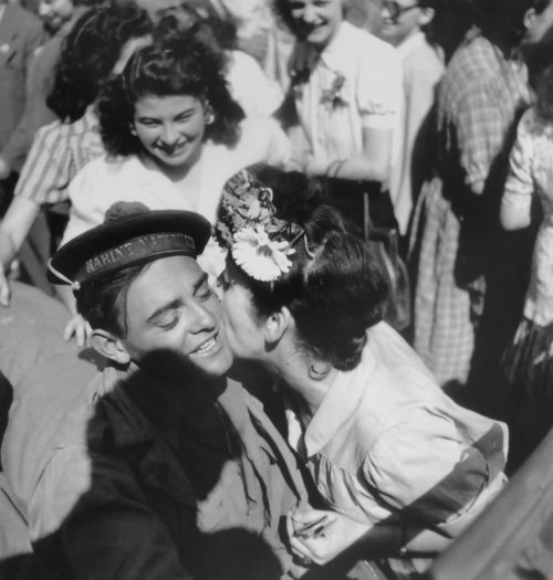 Парижане празднуют освобождение города. 26 августа 1944 г.