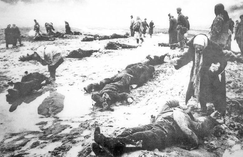 Опознание жертв, расстрелянных немцами. Февраль 1943 г.