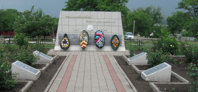 с. Малакеево Вейделевского р-на. Памятник по улице Школьной, установленный на братской могиле, в которой похоронено 43 советских воина, в т.ч. 32 неизвестных, погибших в 1943 году. 