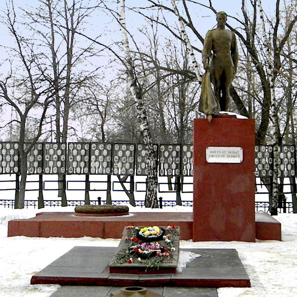 с. Ломово Корочанского р-на. Памятник, установленный на братской могиле, в которой похоронено 55 советских воинов. 