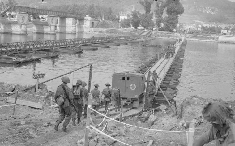 Британская армия переправляется через Сену по мосту Бейли в Верноне. 27 августа 1944 г.