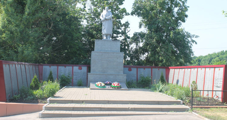 с. Николаевка Вейделевского р-на. Памятник по улице Центральной 37, установленный на братской могиле, в которой похоронено 30 советских воинов, погибших в 1943 году. 