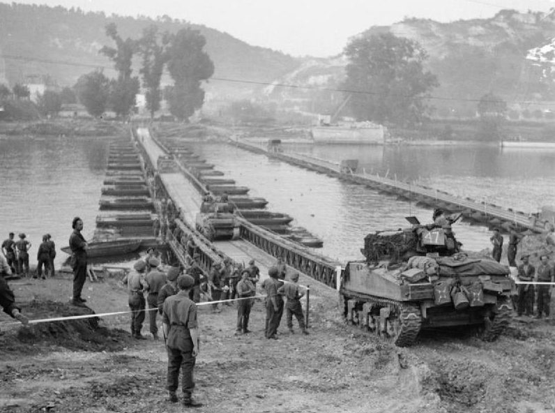 Британская армия переправляется через Сену по мосту Бейли в Верноне. 27 августа 1944 г.