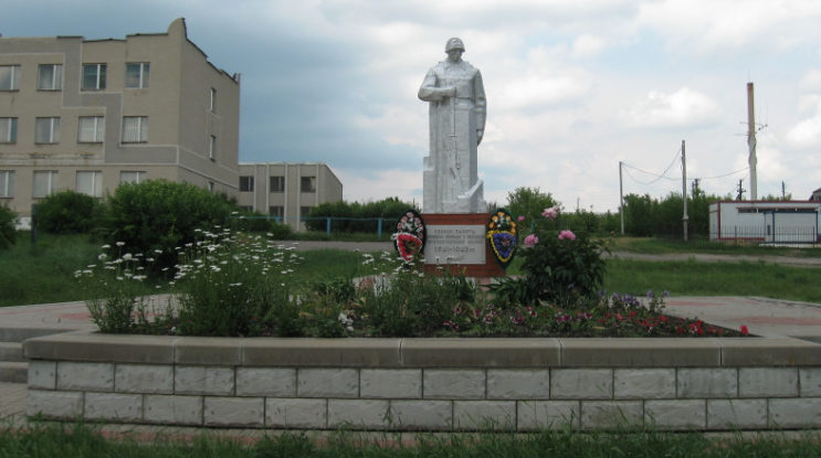 х. Ромахово Вейделевского р-на. Памятник по улице Центральной, установленный на братской могиле, в которой похоронено 5 советских воинов, погибших в 1943 году. 