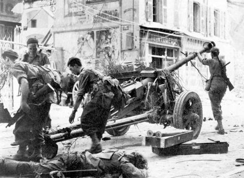 Французские солдаты захватили немецкую полевую пушку в Тулоне. 28 августа 1944 г.